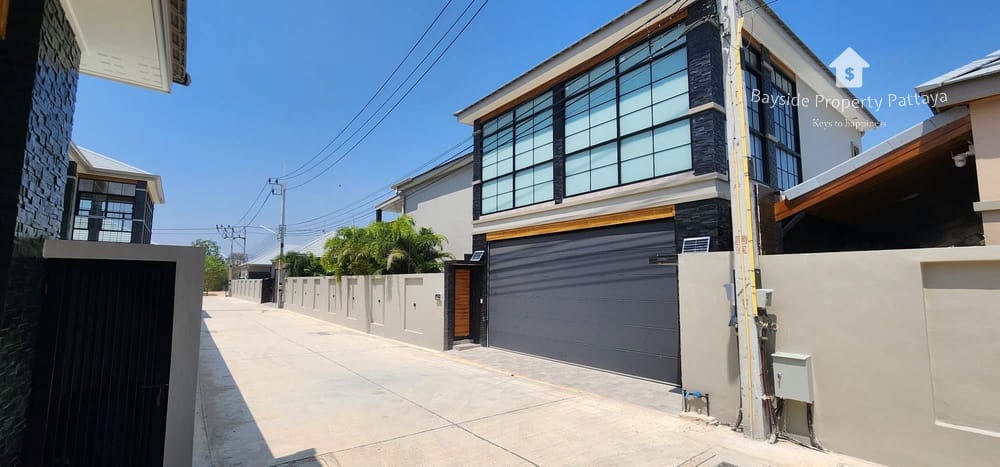 Spacious 4-Bedroom Villa for Sale and Rent in East Pattaya - Pet Friendly with Air Conditioning 2