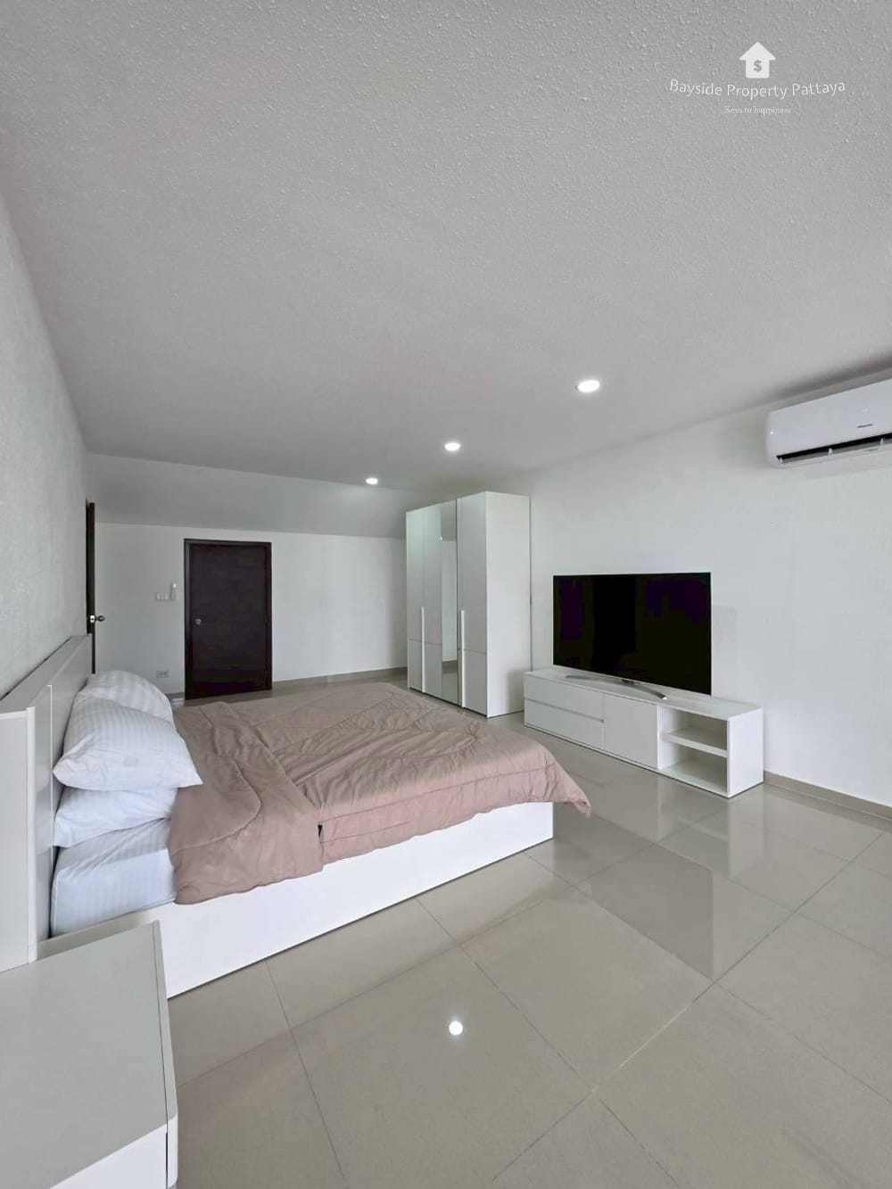 Spacious 4-Bedroom Pool Villa with Air Conditioning in East Pattaya 3