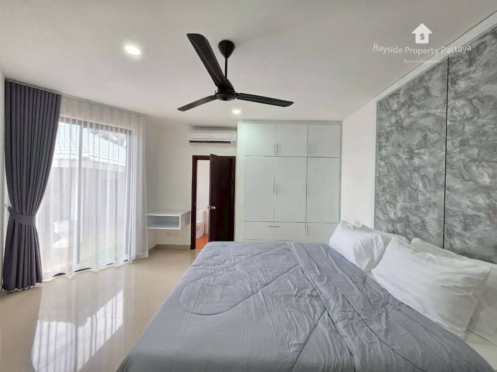 Spacious 4-Bedroom Pool Villa with Air Conditioning in East Pattaya 6