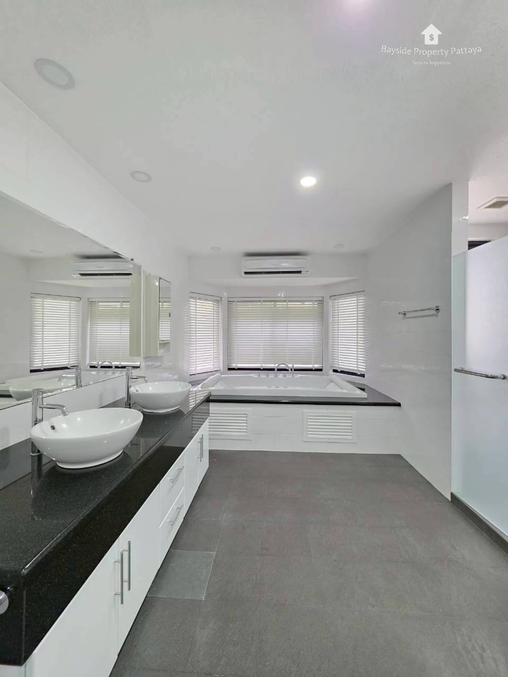 Spacious 4-Bedroom Pool Villa with Air Conditioning in East Pattaya 32