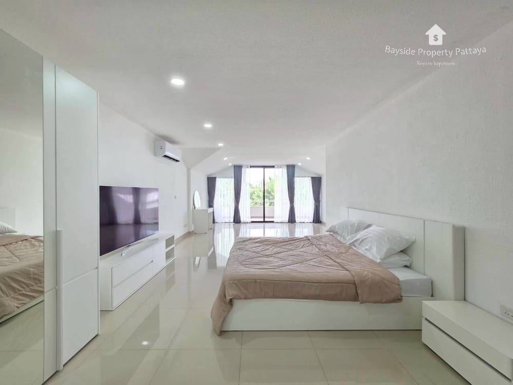 Spacious 4-Bedroom Pool Villa with Air Conditioning in East Pattaya 35