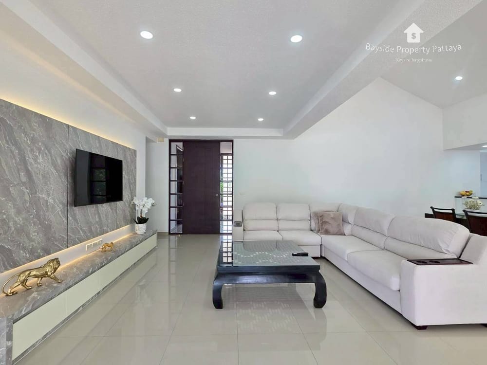 Spacious 4-Bedroom Pool Villa with Air Conditioning in East Pattaya 39