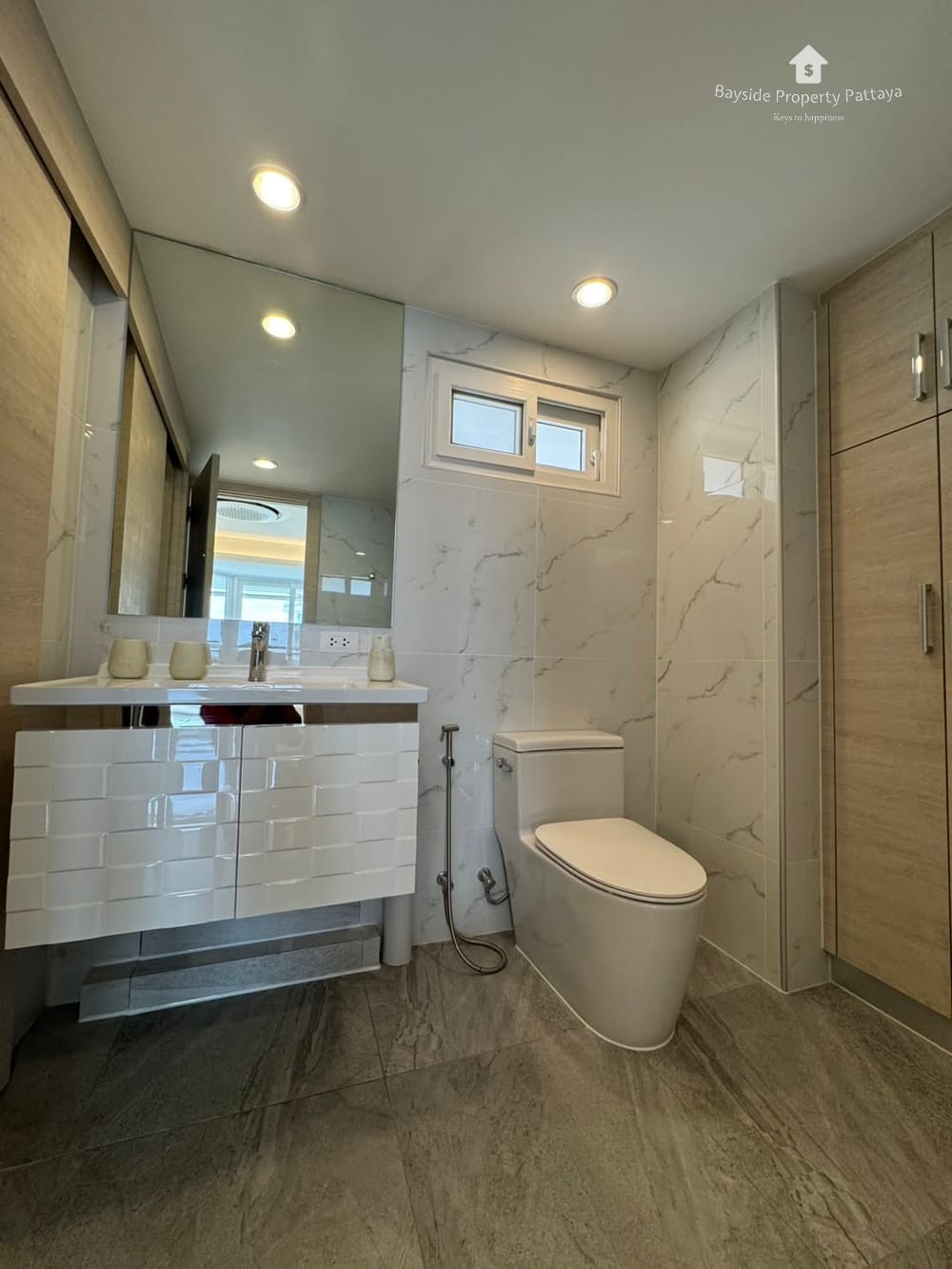 Luxury Beachfront Condo for Sale in Pratumnak, Pattaya with Air Conditioning 15