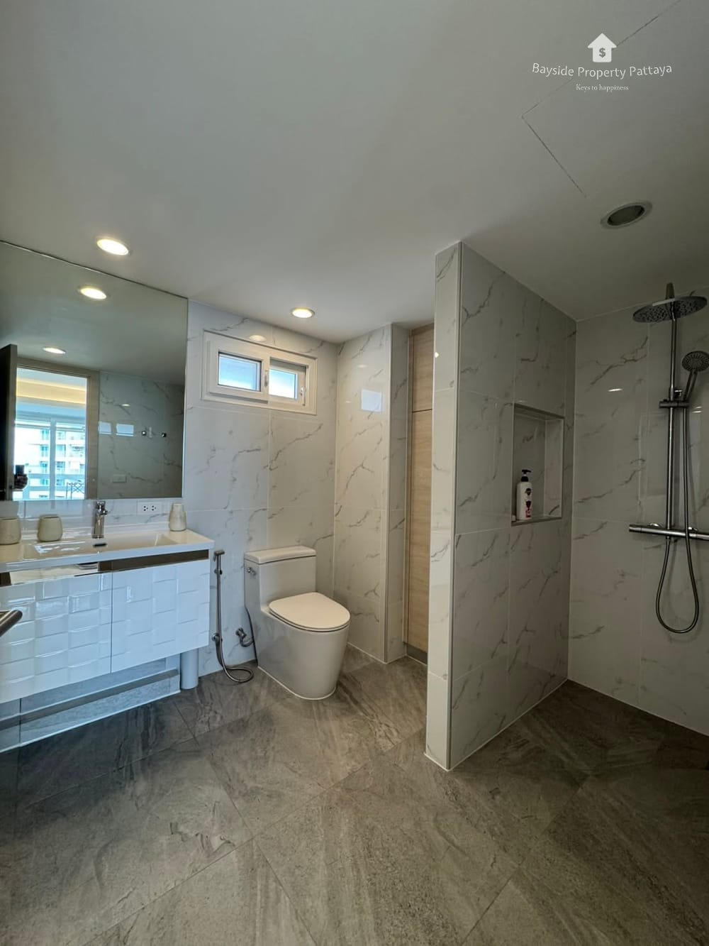 Luxury Beachfront Condo for Sale in Pratumnak, Pattaya with Air Conditioning 16