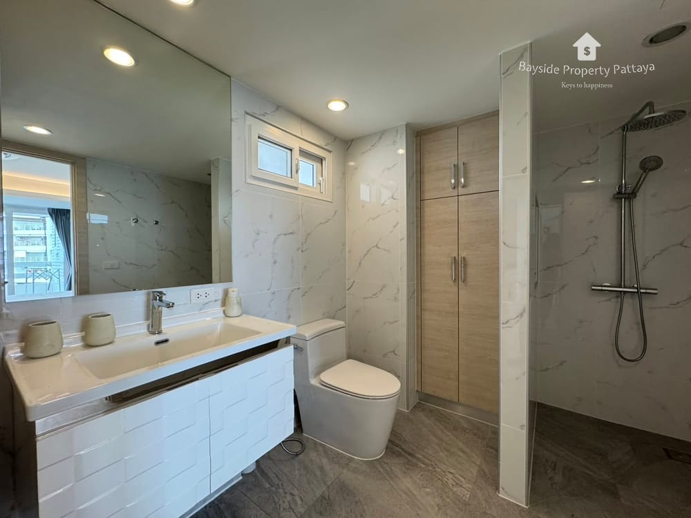 Luxury Beachfront Condo for Sale in Pratumnak, Pattaya with Air Conditioning 17