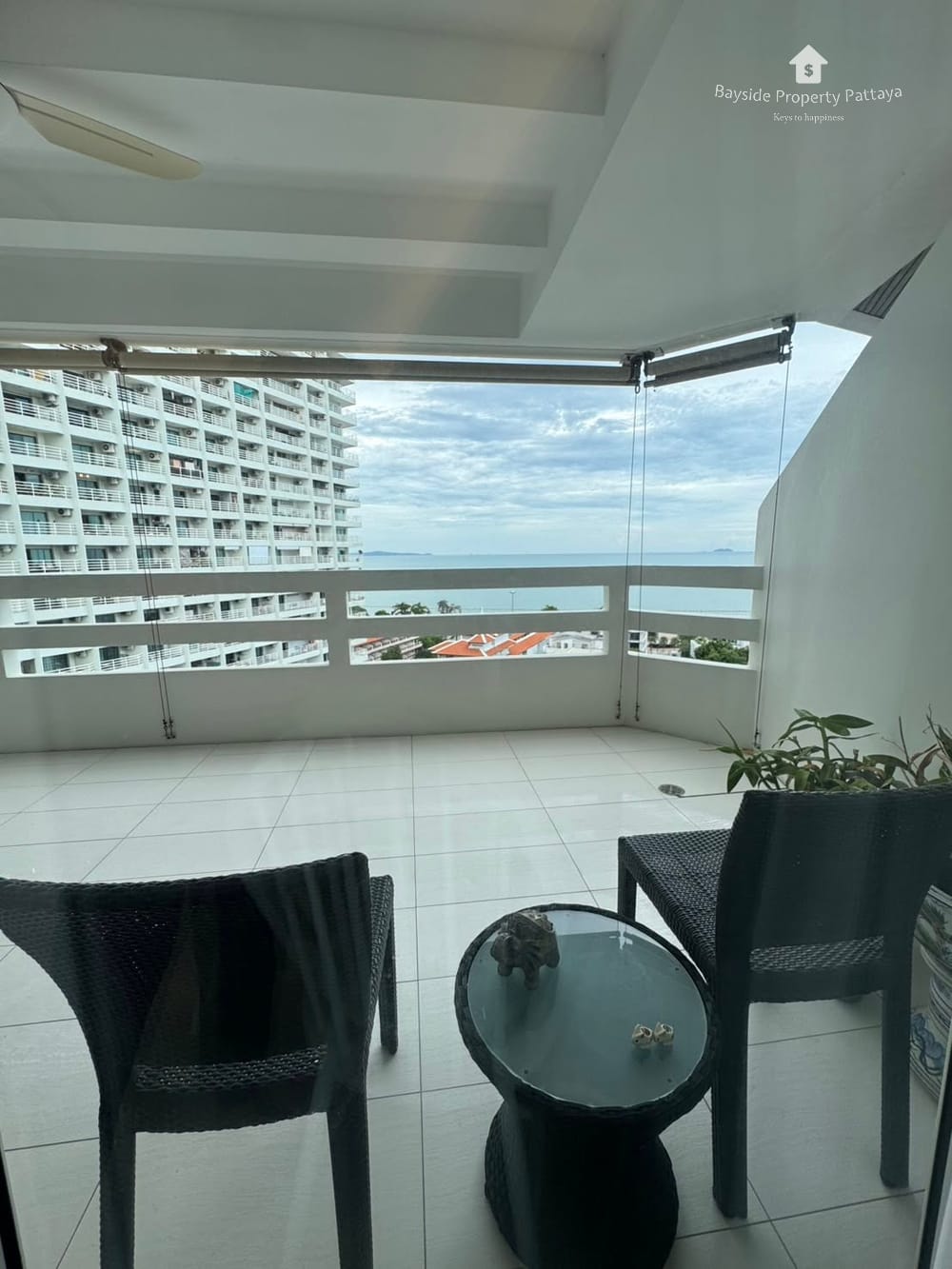 Luxury Beachfront Condo for Sale in Pratumnak, Pattaya with Air Conditioning 22