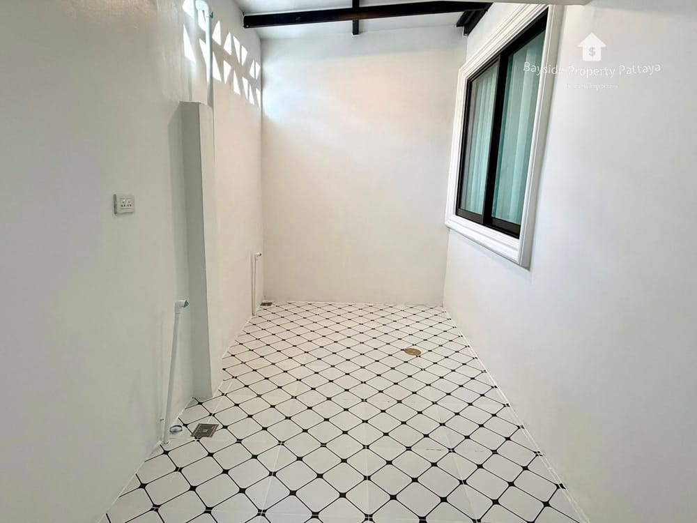 2-Bedroom Townhouse for Sale in Chokchai Village 4, East Pattaya - Pet Friendly with Air Conditioning 11