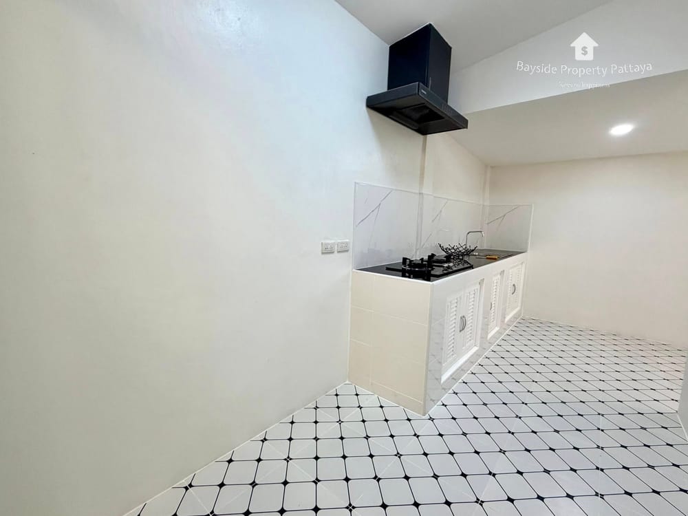 2-Bedroom Townhouse for Sale in Chokchai Village 4, East Pattaya - Pet Friendly with Air Conditioning 19