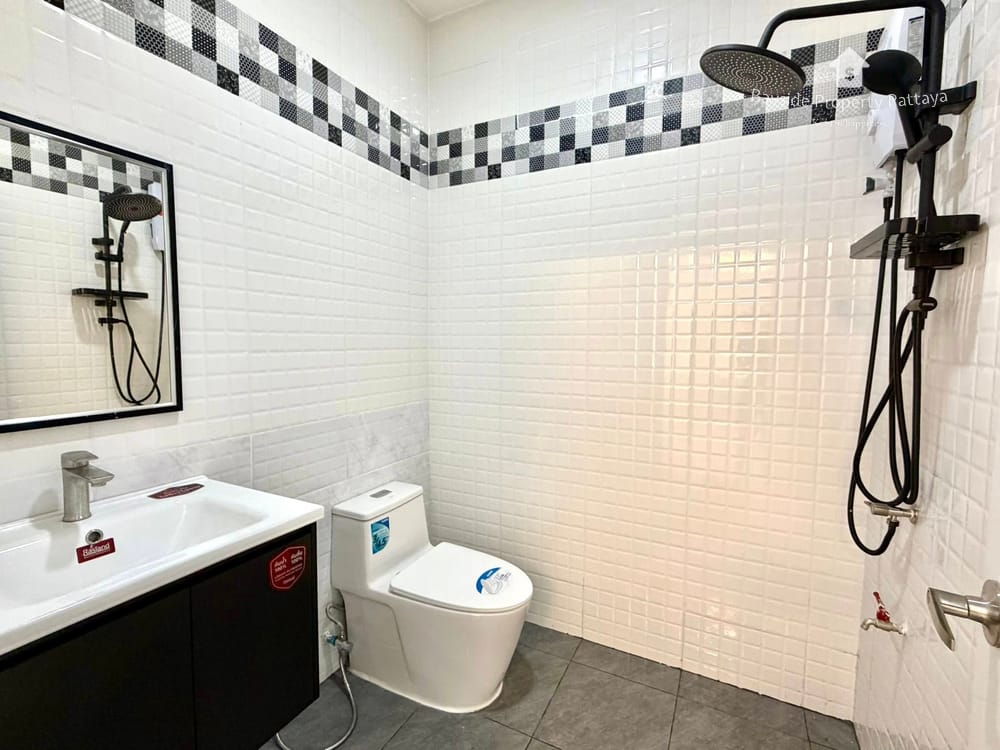 2-Bedroom Townhouse for Sale in Chokchai Village 4, East Pattaya - Pet Friendly with Air Conditioning 28