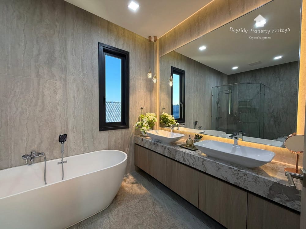 Stunning 5-Bedroom Pool Villa for Sale in East Pattaya - Pet Friendly with Air Conditioning 8