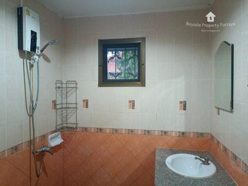 Eckreihenhaus (2 Schlafzimmer) mit Klimaanlage zum Verkauf in Pattaya City 12
