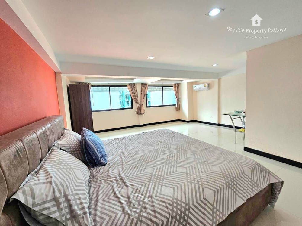 Spacious 7-Bedroom Guest House with Air Conditioning in Pratumnak, Pattaya for Sale 3