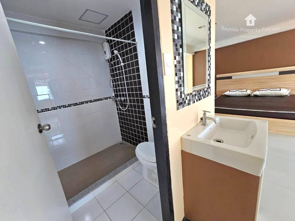 Spacious 7-Bedroom Guest House with Air Conditioning in Pratumnak, Pattaya for Sale 6
