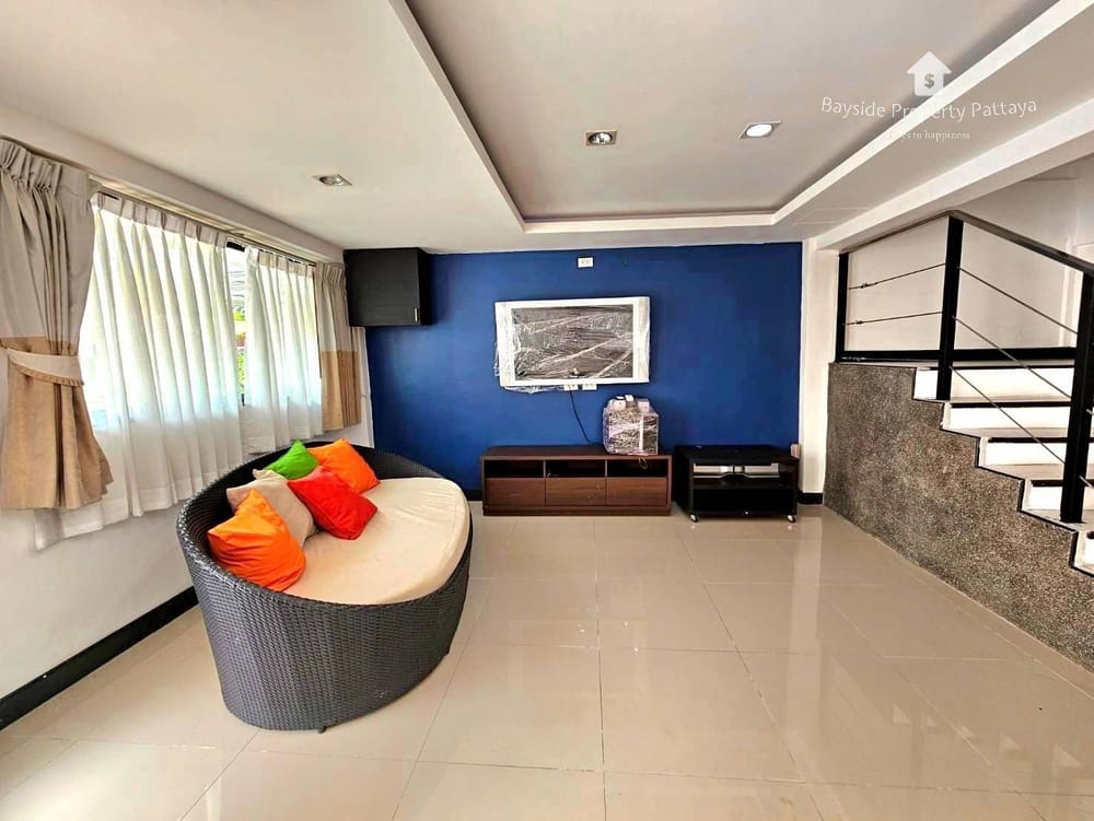 Spacious 7-Bedroom Guest House with Air Conditioning in Pratumnak, Pattaya for Sale 2