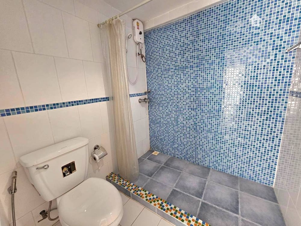 Spacious 7-Bedroom Guest House with Air Conditioning in Pratumnak, Pattaya for Sale 7