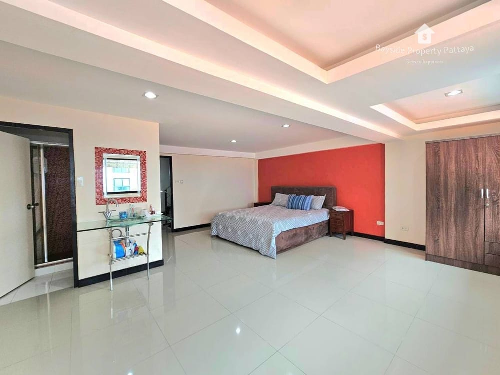 Spacious 7-Bedroom Guest House with Air Conditioning in Pratumnak, Pattaya for Sale 8