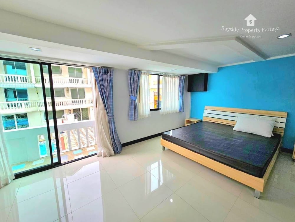 Spacious 7-Bedroom Guest House with Air Conditioning in Pratumnak, Pattaya for Sale 9