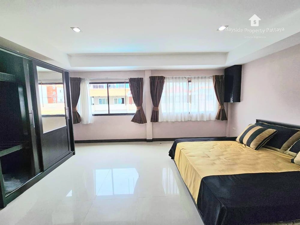 Spacious 7-Bedroom Guest House with Air Conditioning in Pratumnak, Pattaya for Sale 5