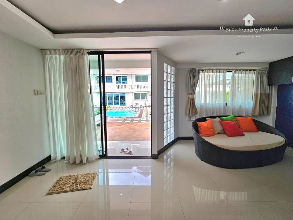 Spacious 7-Bedroom Guest House with Air Conditioning in Pratumnak, Pattaya for Sale 10