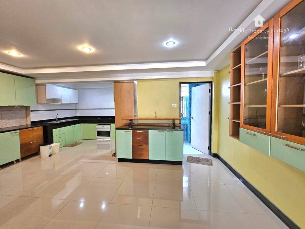 Spacious 7-Bedroom Guest House with Air Conditioning in Pratumnak, Pattaya for Sale 11