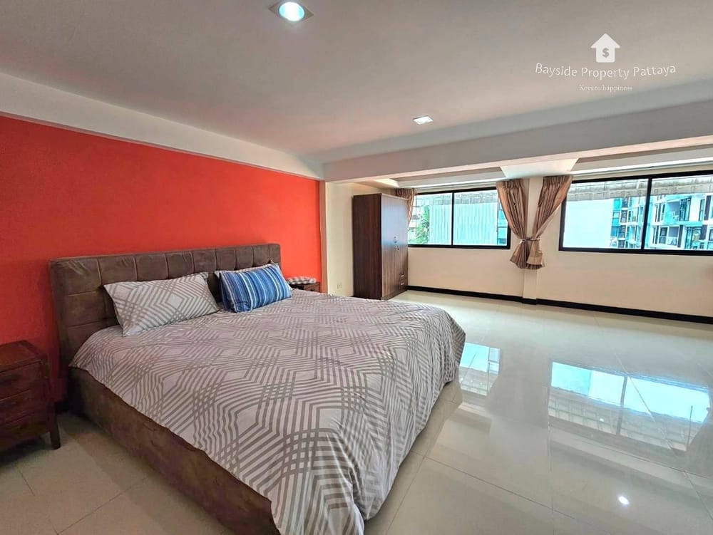 Spacious 7-Bedroom Guest House with Air Conditioning in Pratumnak, Pattaya for Sale 12
