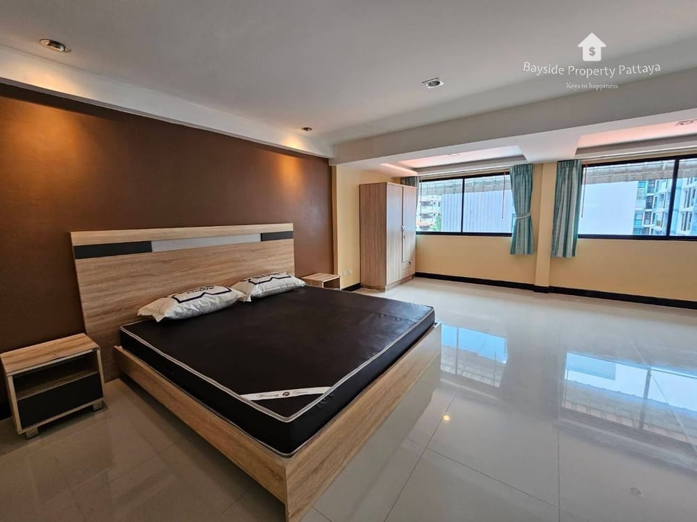 Spacious 7-Bedroom Guest House with Air Conditioning in Pratumnak, Pattaya for Sale 13