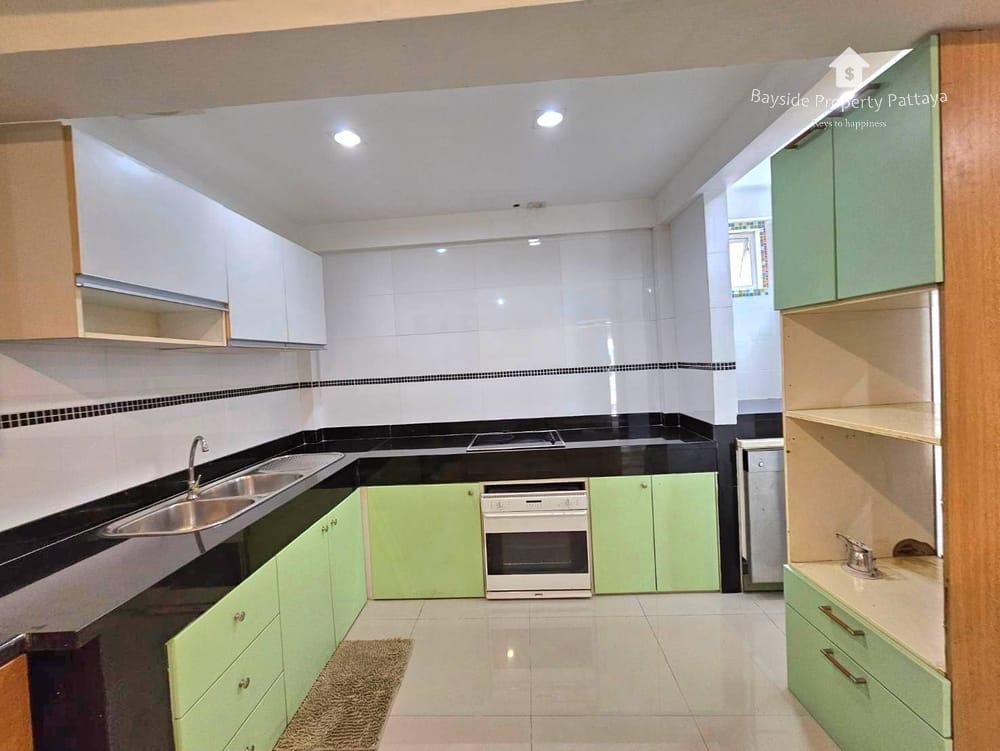 Spacious 7-Bedroom Guest House with Air Conditioning in Pratumnak, Pattaya for Sale 15