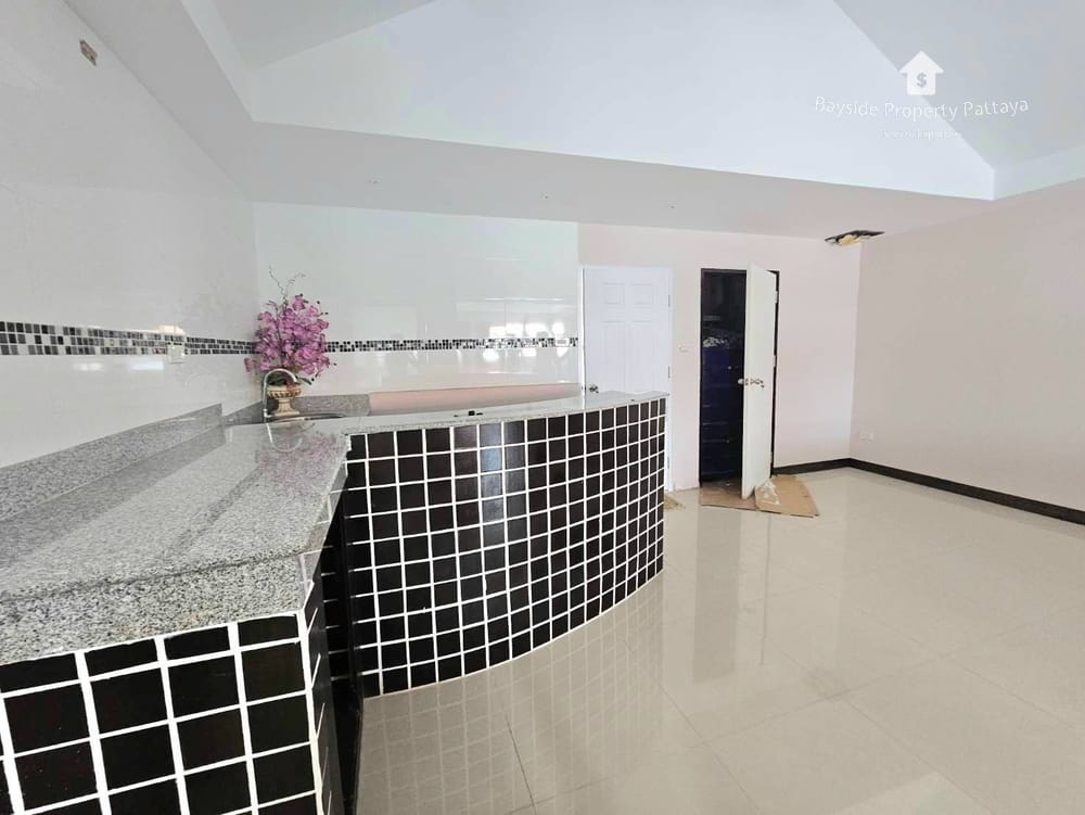 Spacious 7-Bedroom Guest House with Air Conditioning in Pratumnak, Pattaya for Sale 16