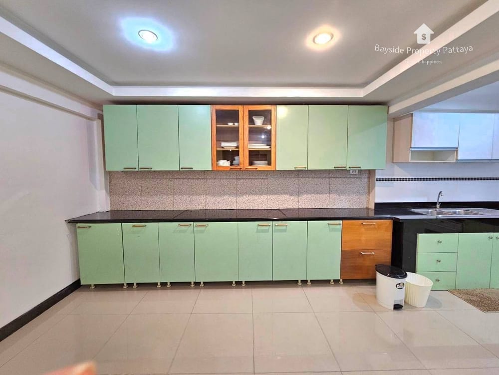 Spacious 7-Bedroom Guest House with Air Conditioning in Pratumnak, Pattaya for Sale 17