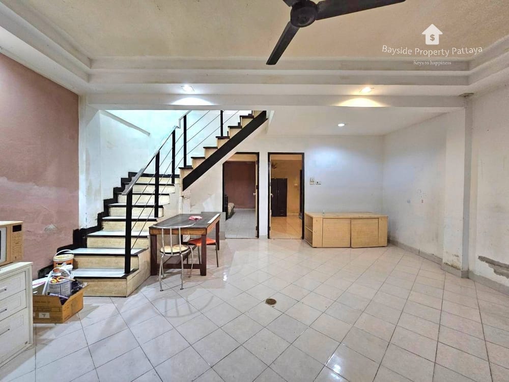 Spacious 7-Bedroom Guest House with Air Conditioning in Pratumnak, Pattaya for Sale 18