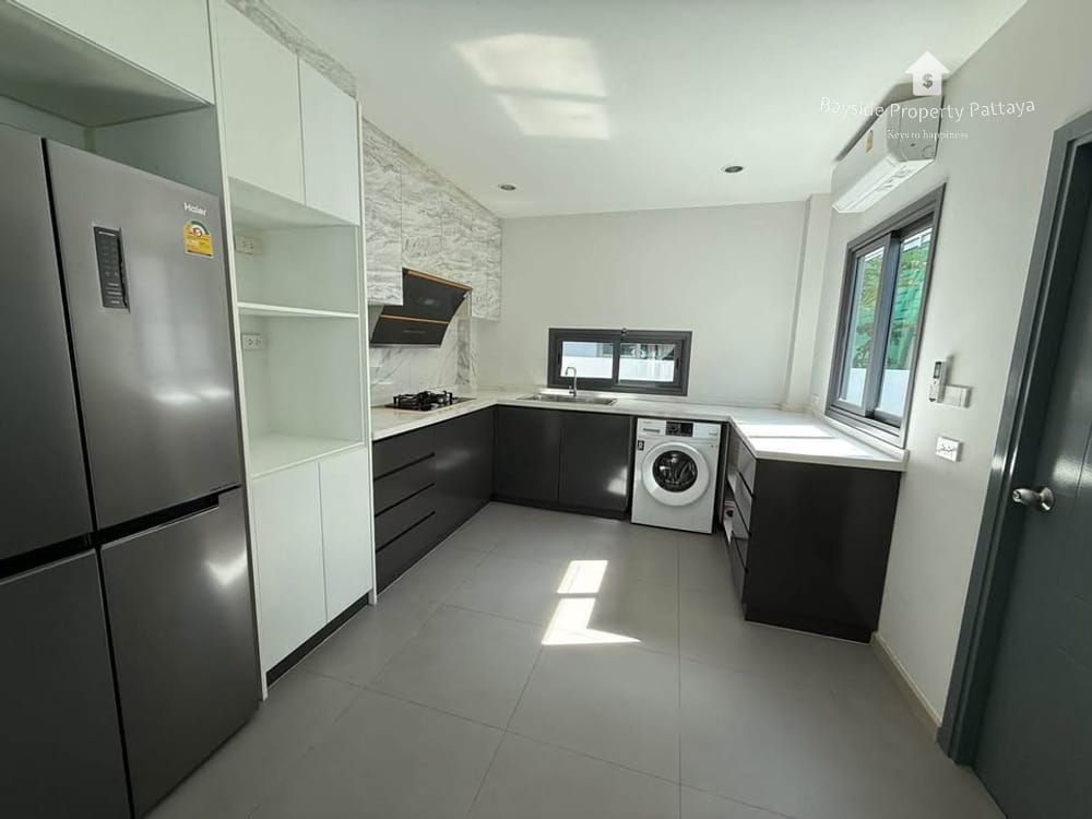 Spacious 3-Bedroom House with City View for Sale in Nong Pla Lai, Pattaya 7