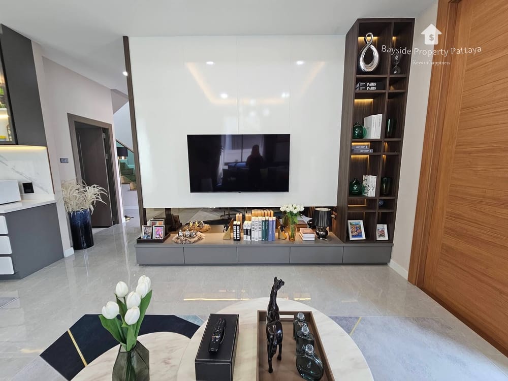 Spacious 4-Bedroom Villa for Sale in East Pattaya - Pet Friendly with Air Conditioning 6