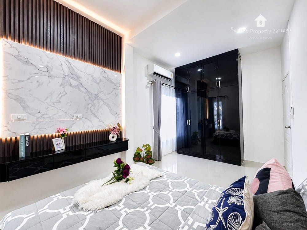 Spacious 5-Bedroom House for Rent in Nong Pla Lai, Pattaya with Air Conditioning 4