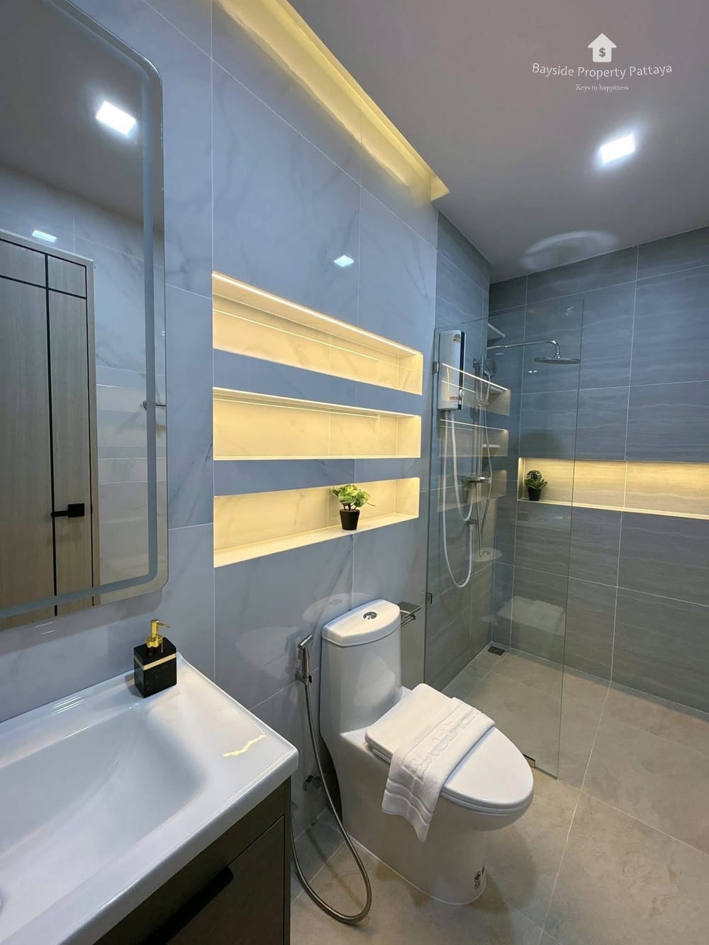 Großzügige 5-Schlafzimmer Poolvilla mit Stadtblick in Jomtien, Pattaya zum Verkauf 21