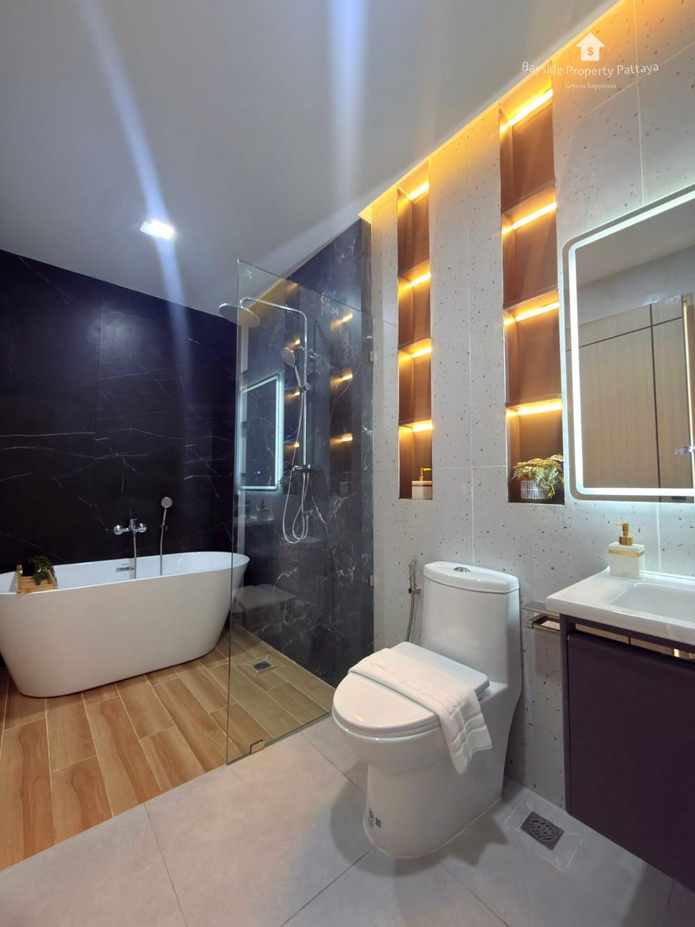 Großzügige 5-Schlafzimmer Poolvilla mit Stadtblick in Jomtien, Pattaya zum Verkauf 22