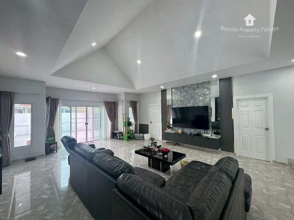Spacious 4 Bedroom Detached House for Sale in East Pattaya - Conveniently Near Main Road 4