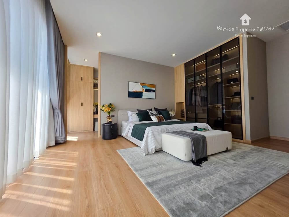 Spacious 6-Bedroom Detached House with Air Conditioning for Sale in Pattaya City 2