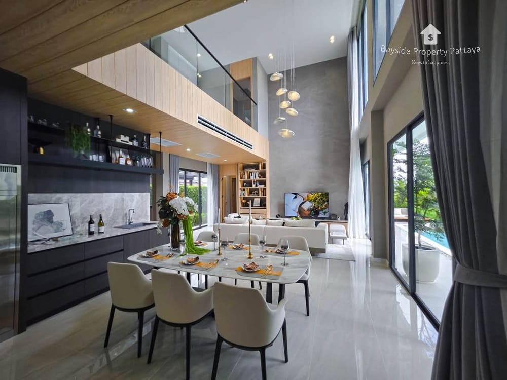 Spacious 6-Bedroom Detached House with Air Conditioning for Sale in Pattaya City 5