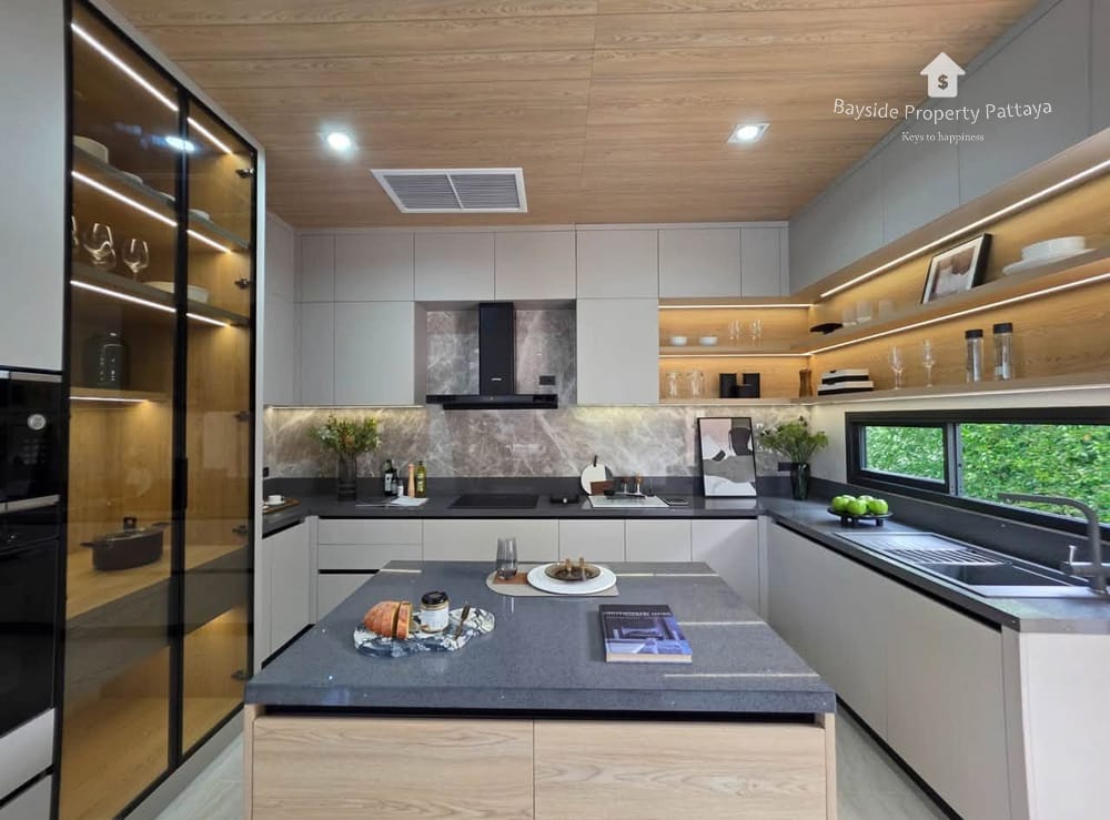 Spacious 6-Bedroom Detached House with Air Conditioning for Sale in Pattaya City 7