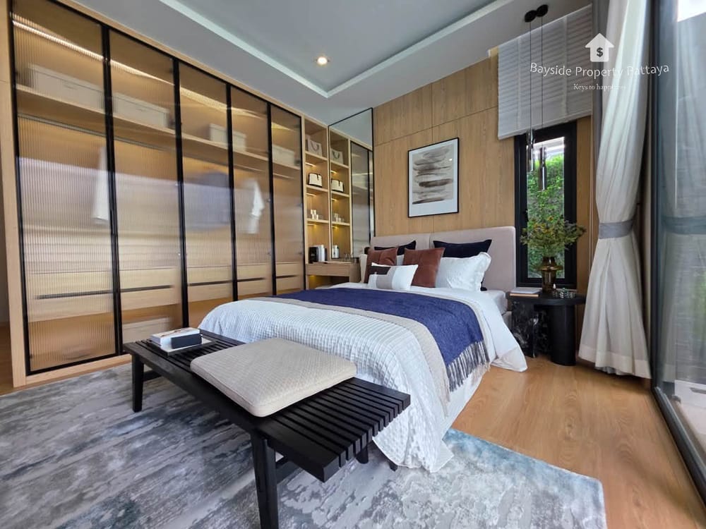 Spacious 6-Bedroom Detached House with Air Conditioning for Sale in Pattaya City 9