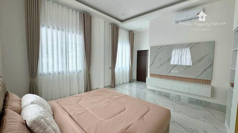 Moderne Poolvilla mit 3 Schlafzimmern und Stadtblick zum Verkauf in East Pattaya 7