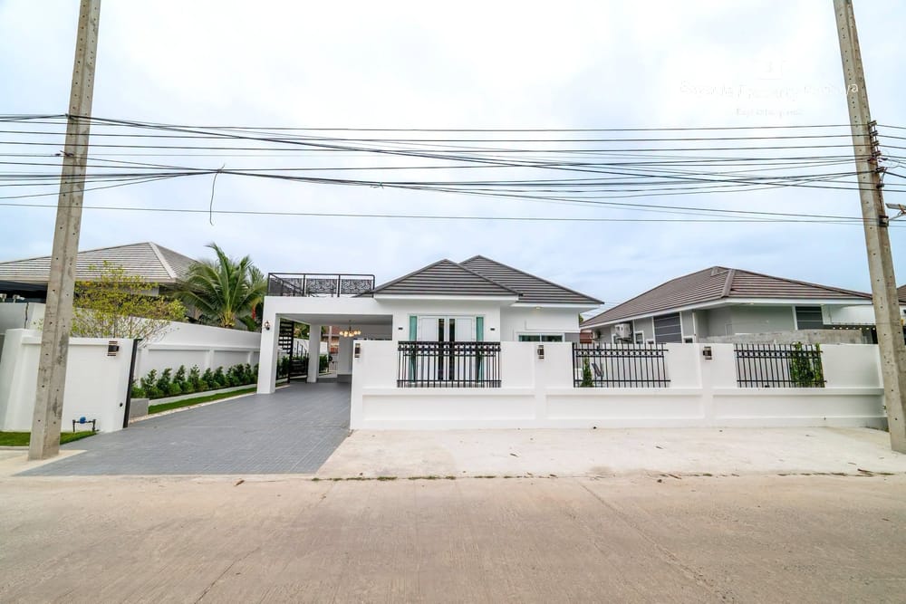 spacious-3-bedroom-detached-house-for-sale-in-nong-pla-lai-pattaya-pet-friendly-with-air-conditioning-bpp-437 3