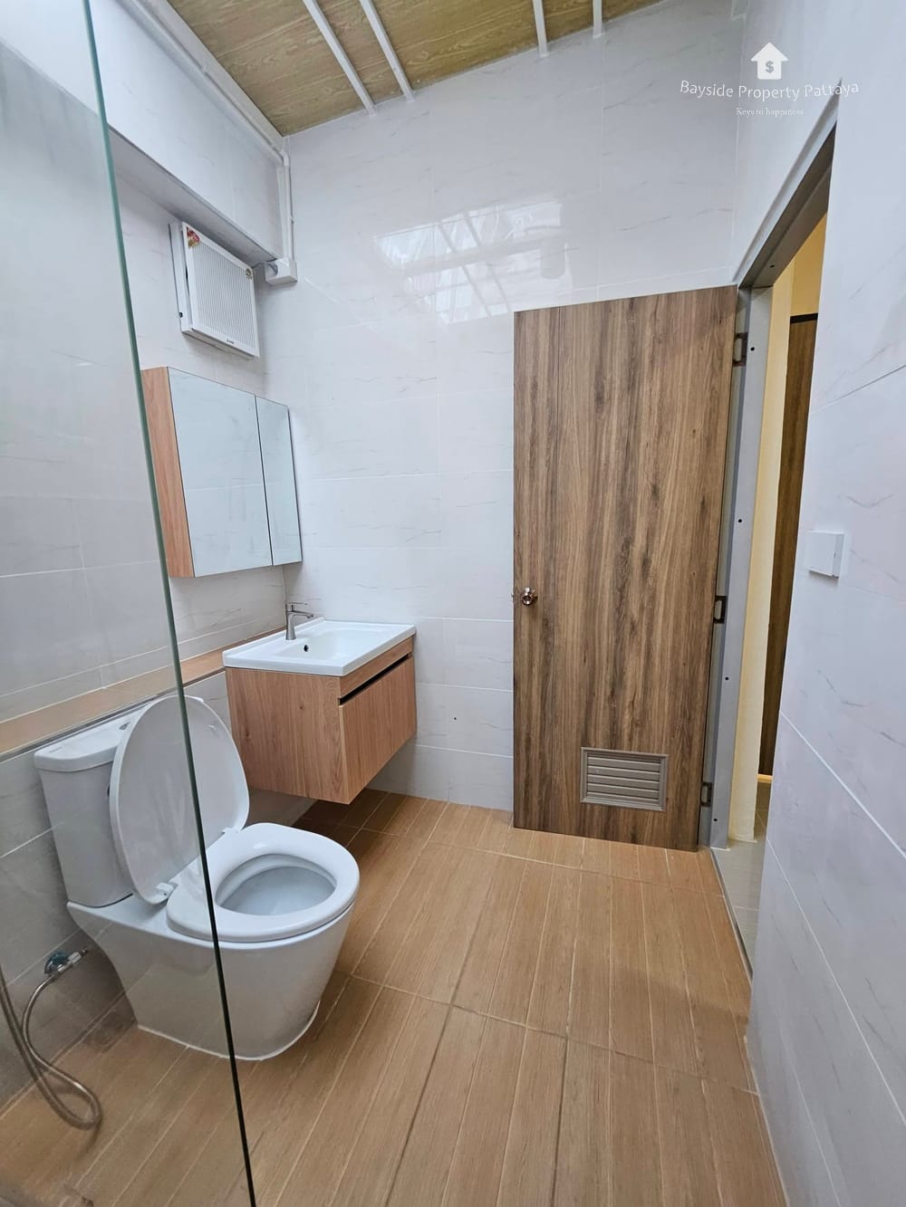 Modern 2-Bedroom Townhouse with Parking in East Pattaya 7