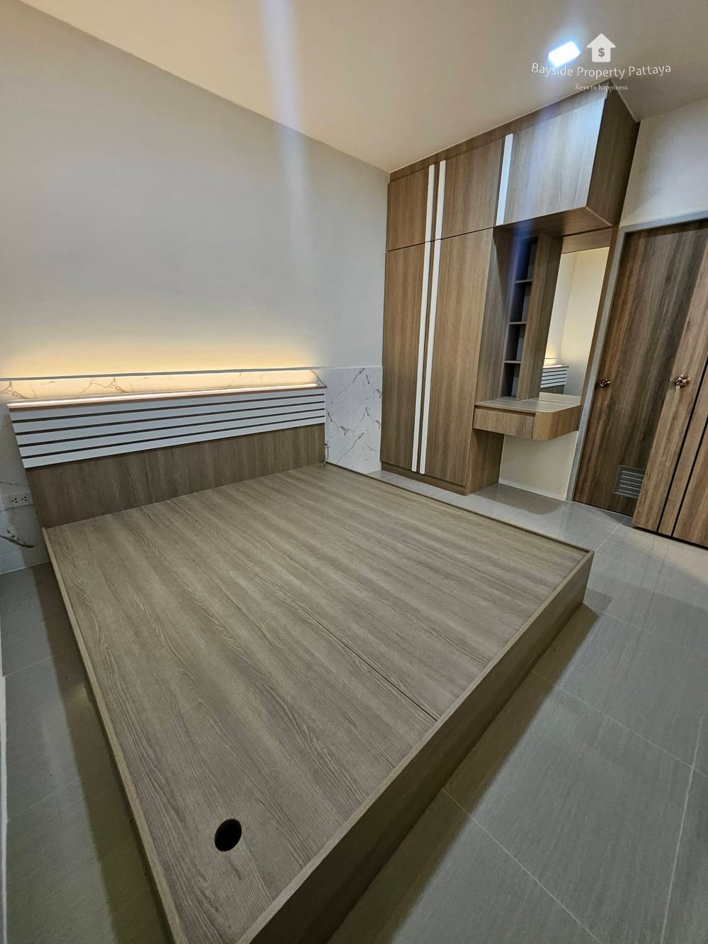 Modern 2-Bedroom Townhouse with Parking in East Pattaya 6