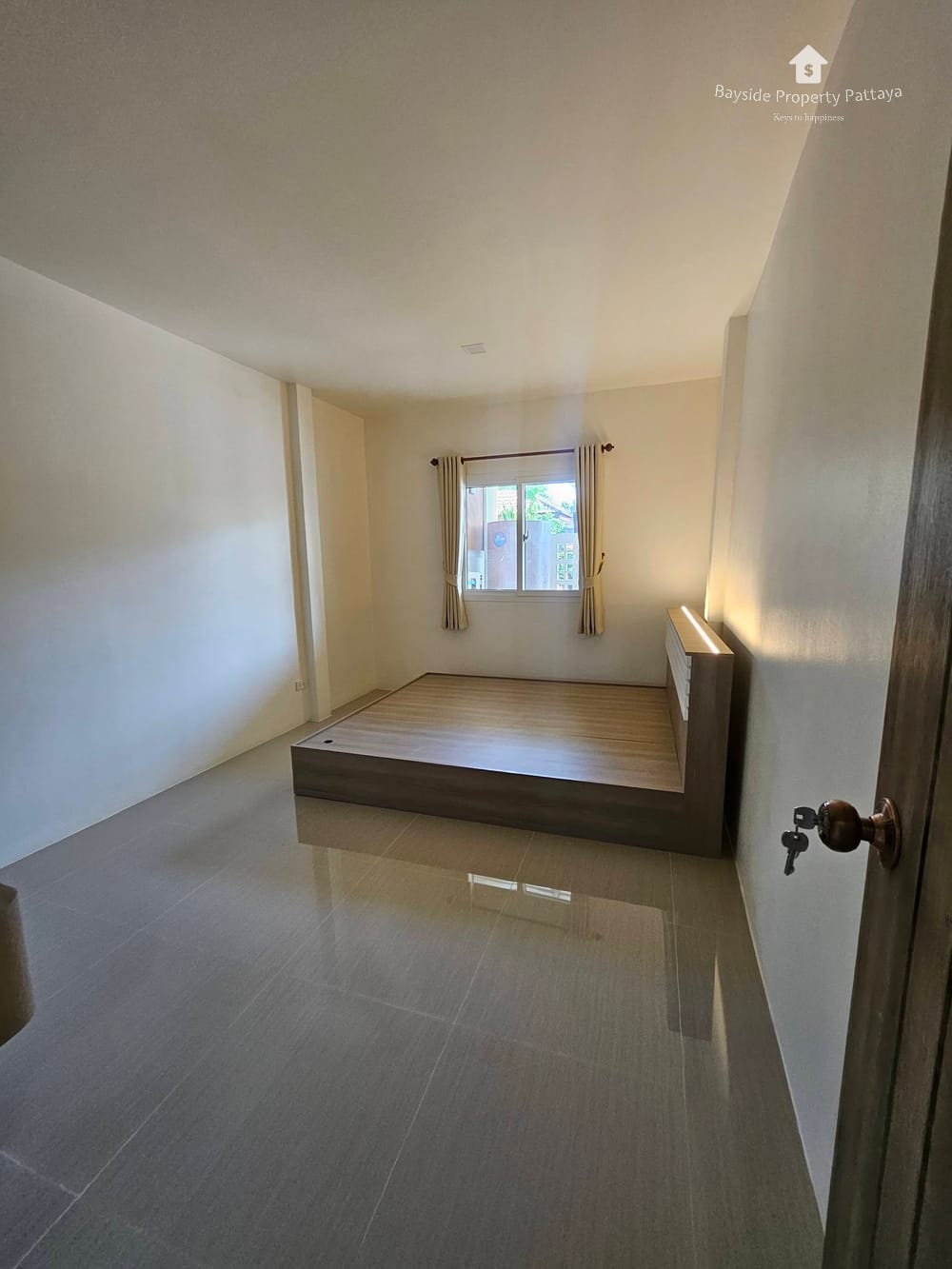 Modern 2-Bedroom Townhouse with Parking in East Pattaya 8
