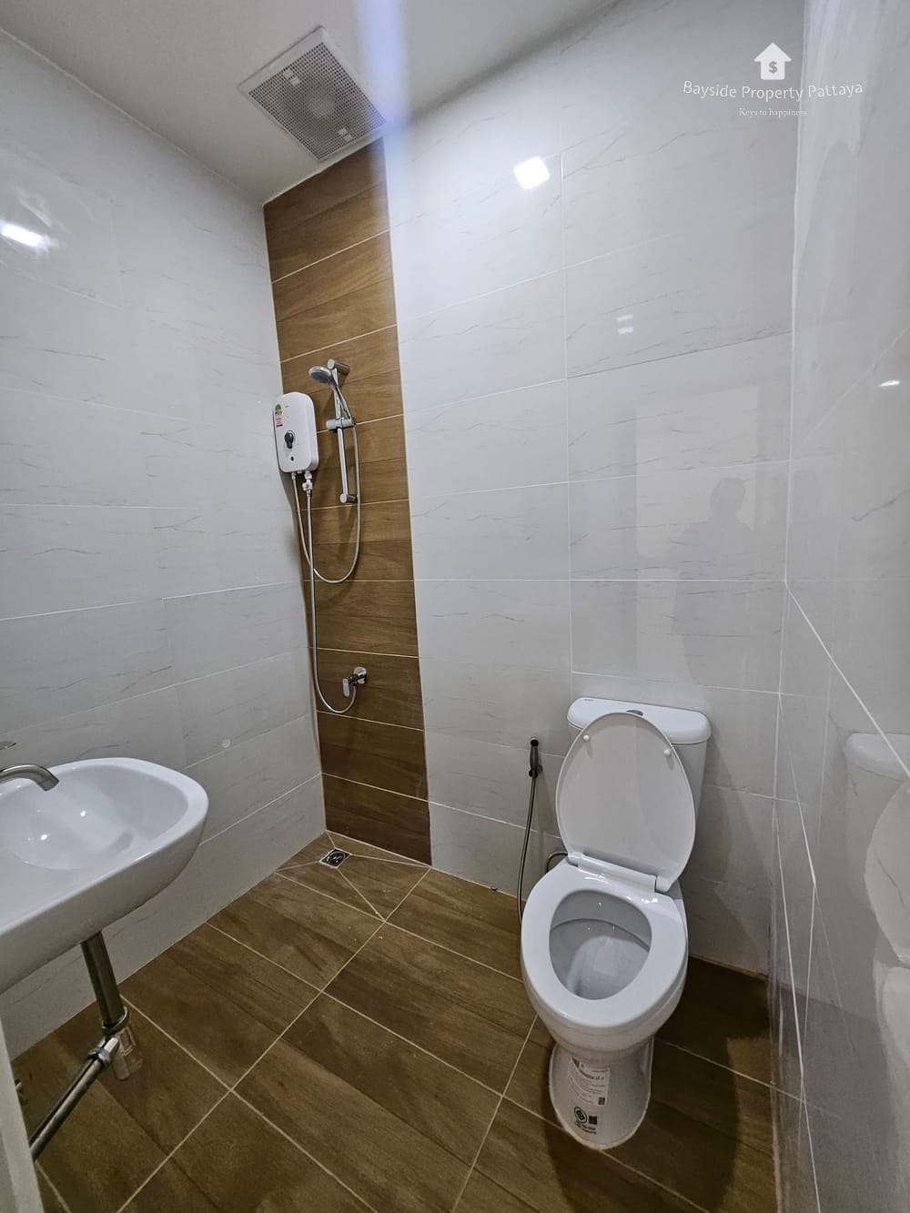 Modern 2-Bedroom Townhouse with Parking in East Pattaya 9