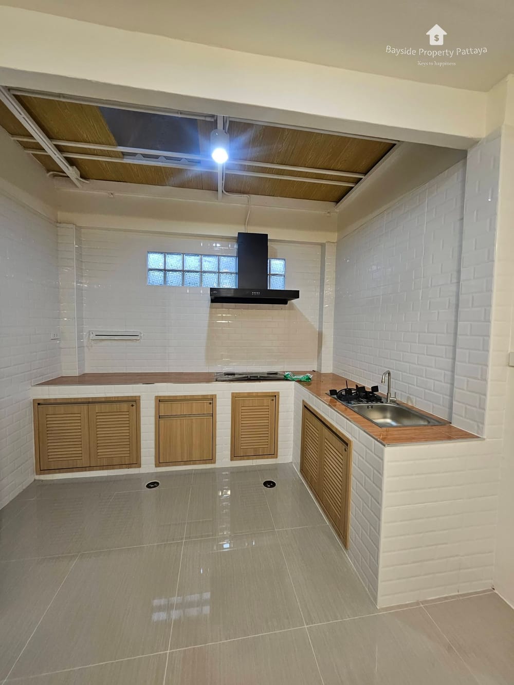 Modern 2-Bedroom Townhouse with Parking in East Pattaya 12