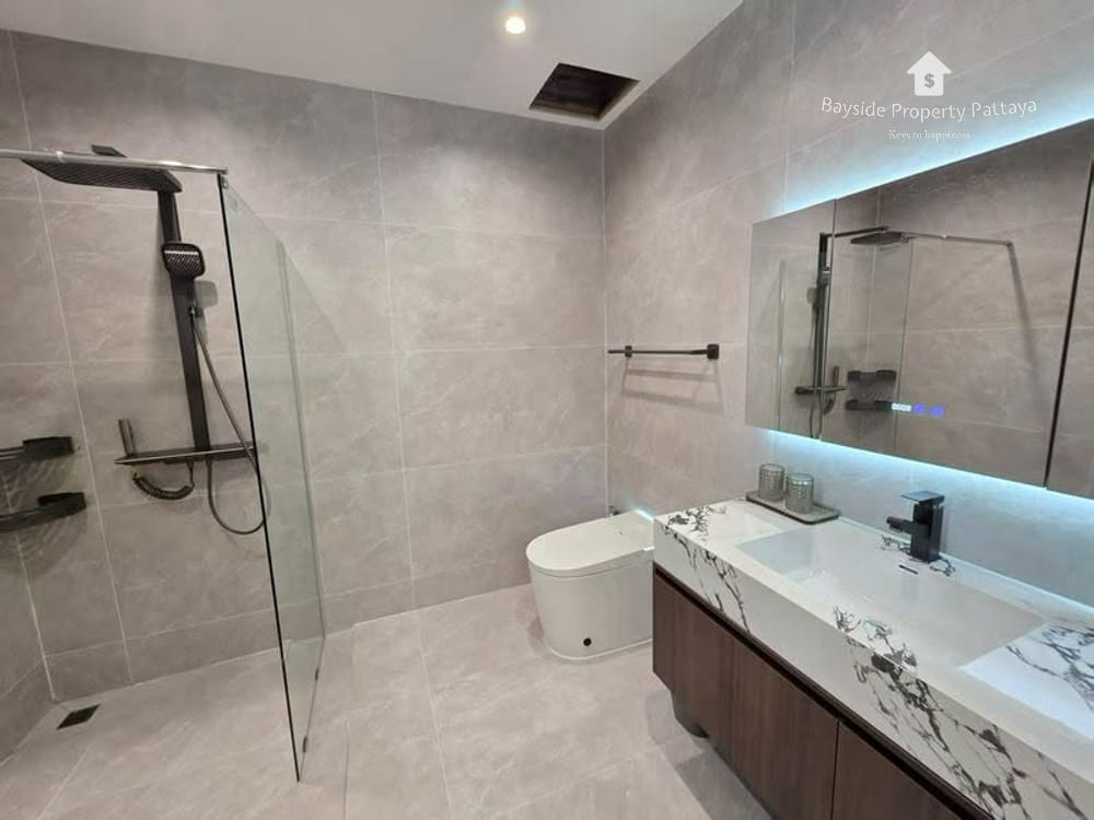 Spacious 6-Bedroom Villa for Sale in Pattaya City with Air Conditioning 6