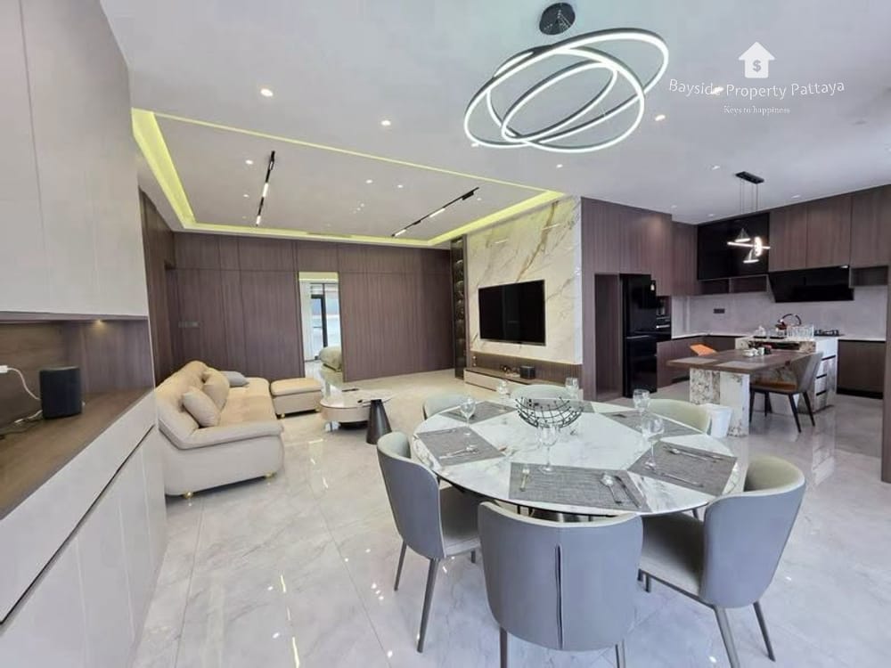 Spacious 6-Bedroom Villa for Sale in Pattaya City with Air Conditioning 2