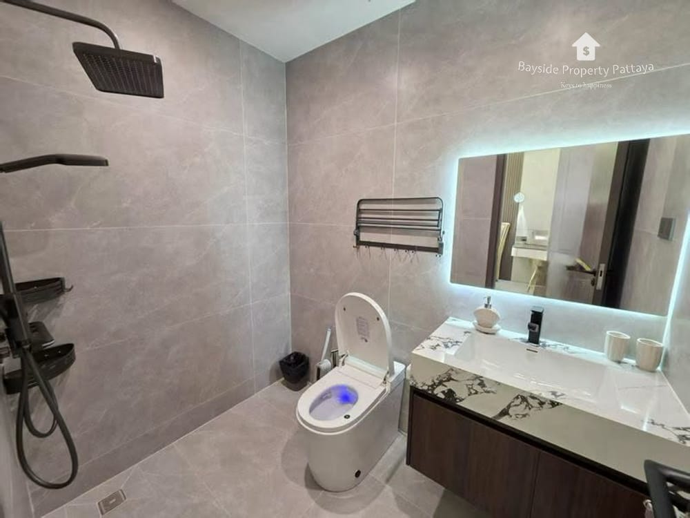 Spacious 6-Bedroom Villa for Sale in Pattaya City with Air Conditioning 7